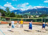 Galerie: Beachvolleyball spielen beim Sporthotel ROYAL X am Millstaetter See – Urlaub in Kärnten am See – Seevilla Leitner – Ferienhaus am Millstätter See