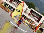 Galerie: Windsurfen am Millstaetter See beim Sporthotel ROYAL X – Urlaub in Kärnten am See – Seevilla Leitner – Ferienhaus am Millstätter See