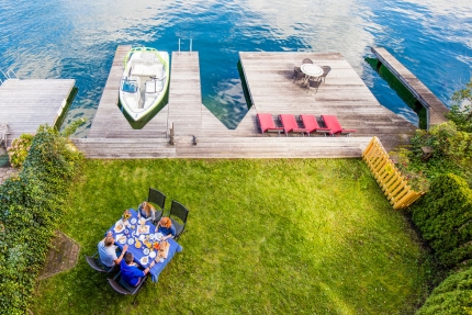 Bootsanlegestelle und Liegewiese der Seevilla Leitner – Urlaub im Ferienhaus – Ferienhaus am See  – Urlaub in Kärnten am See