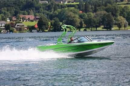 Motorboot fahren am Millstätter See beim Sporthotel ROYAL X – Urlaub im Ferienhaus – Ferienhaus am See – Seevilla Leitner – Urlaub in Kärnten am See